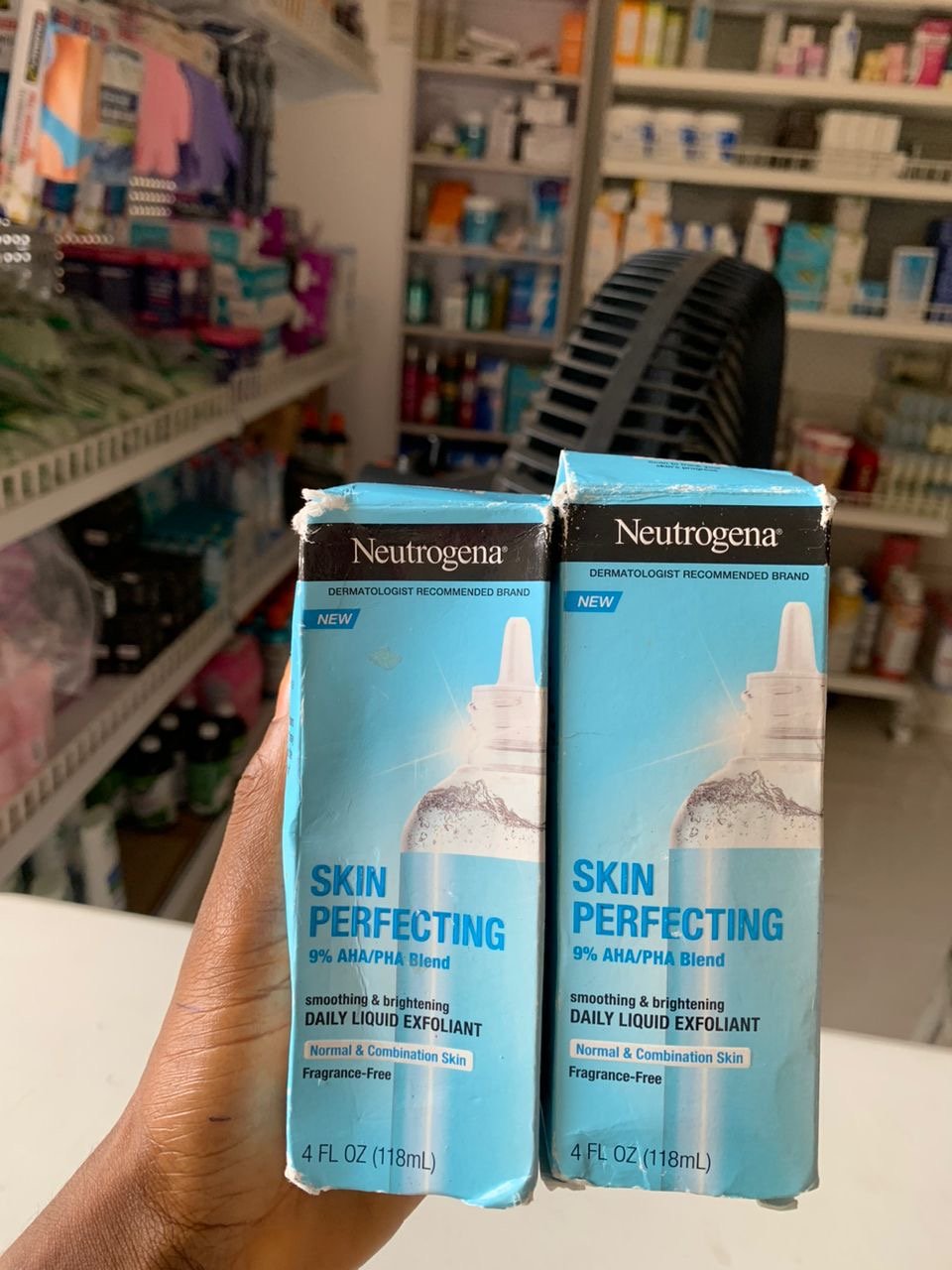 Neutrogena Skin Perfecting Liquid Face Exfoliant Normal/Combination | AHA/PHA Blend | Smoothing and Brightening Toner - 4oz/118ml (Slightly Rough Paper Pack - See last picture) - Ome's Beauty Mart